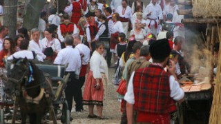 Фестивал на народната носия